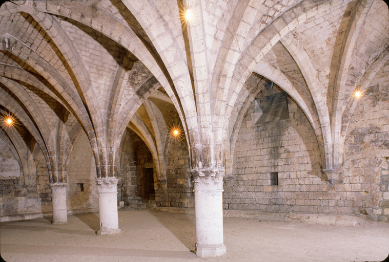 Vue d'ensemble du cellier.