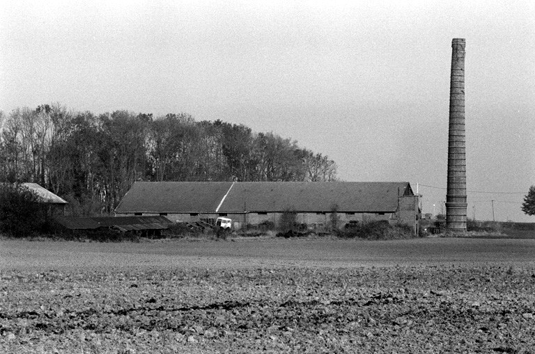 Four industriel et cheminée d'usine, vue générale.
