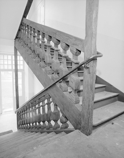 Vue de l'escalier situé à l'aile gauche en entrant dans l'hôpital