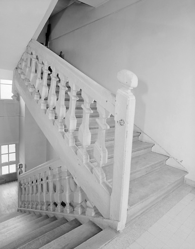 Escalier donnant sur l'aile de la rue