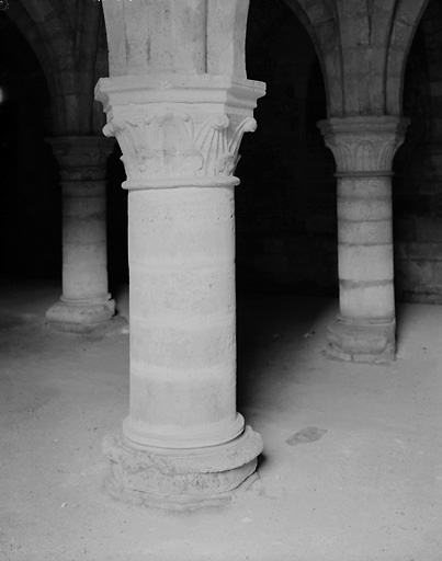 Détail d'une colonne, du chapiteau et de la base situé dans la salle du 1er niveau