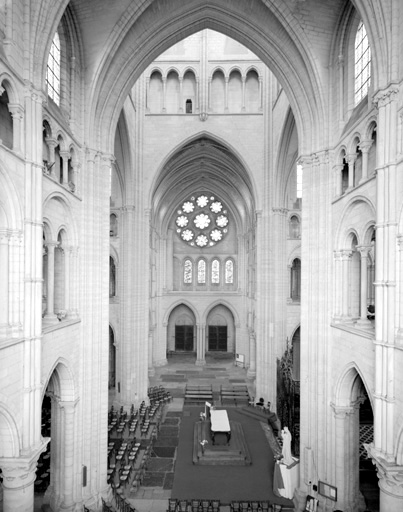 Vue intérieure : le transept, vue d'axe du sud vers le nord.