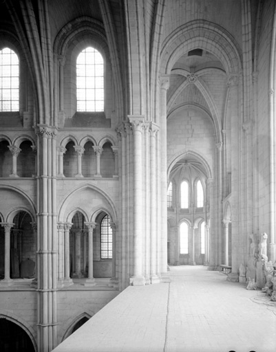 Vue intérieure : bras sud du transept, vue partielle et chapelle haute.