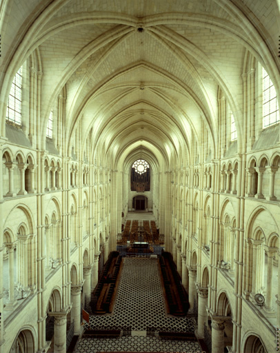 Vue intérieure : vue d'axe du choeur vers la nef.