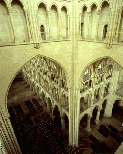 Vue intérieure : la nef et le transept vus de la tour-lanterne.