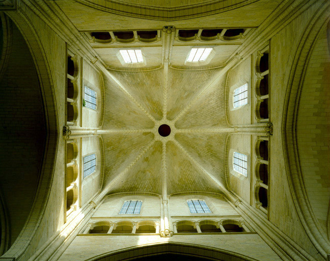 Vue intérieure en contre-plongée de la tour-lanterne.