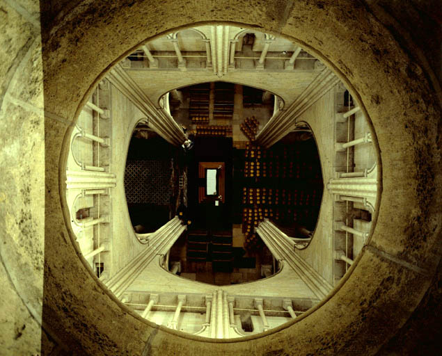 Vue intérieure de la croisée du transept depuis la voûte de la tour lanterne.