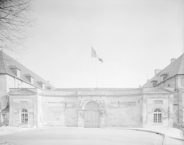 Vue de l'entrée, côté Nord, de l'hôtel de la Préfecture