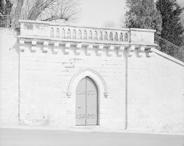 Vue de la porte ouverte, côté Ouest dans les années 1859-1866 à la place d'une tour