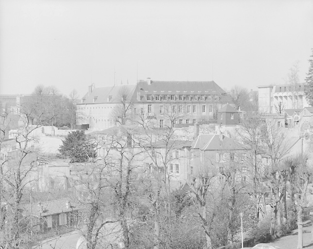 Vue Sud-Est de l'aile du conseil Général et vue de situation