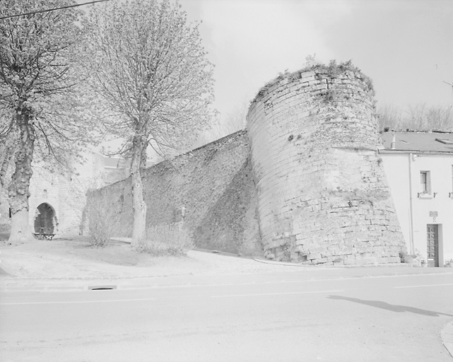 Vue d'ensemble, côté extra-muros de la porte de Soissons et de la Tour Penchée