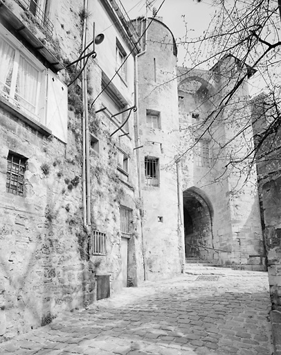 Porte de ville fortifiée dite Porte des Chenizelles