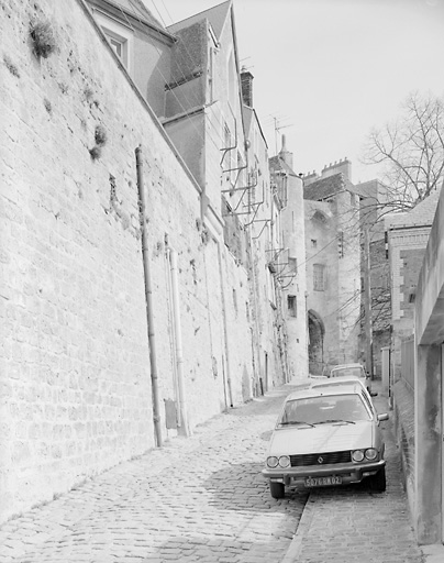 Vue d'ensemble de la rue des Chenizelles et de la porte des Chenizelles