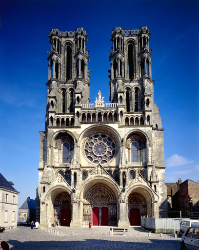 Façade occidentale, vue du parvis.