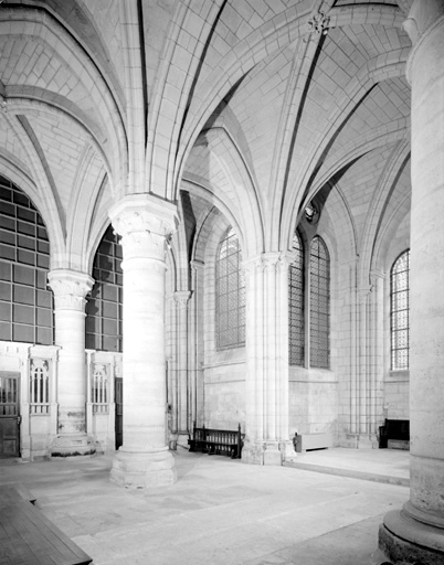 Vue intérieure de la chapelle des fonts baptismaux, vue partielle.