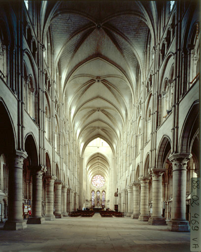 Vue intérieure : vue d'axe de la nef vers le choeur.