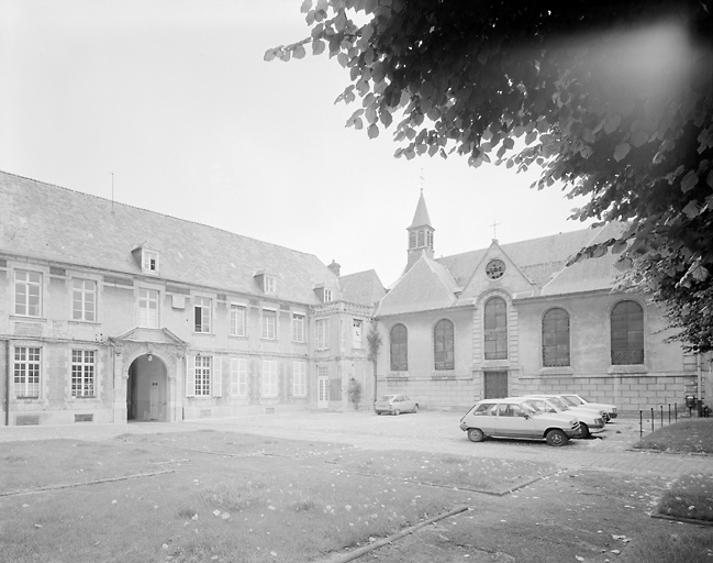 Vue partielle de la cour (angle Nord-Est)