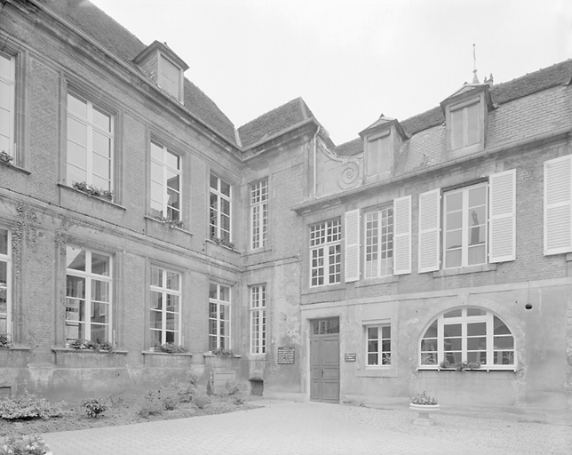 Vue partielle de la cour (angle Sud-Ouest)
