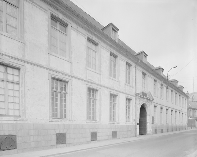 Vue d'ensemble de l'hôpital et élévation sur rue