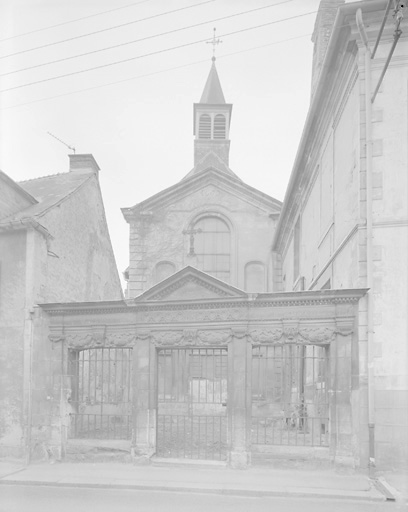 Vue d'ensemble de la chapelle : clôture et façade