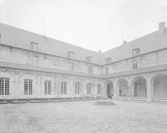 Vue du cloître situé à l'angle Sud-Ouest