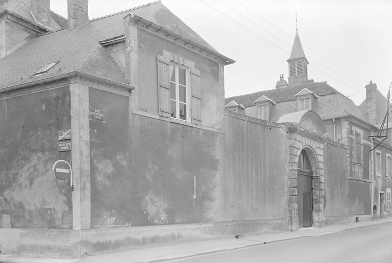 Vue d'ensemble de l'hôtel et élévation sur rue