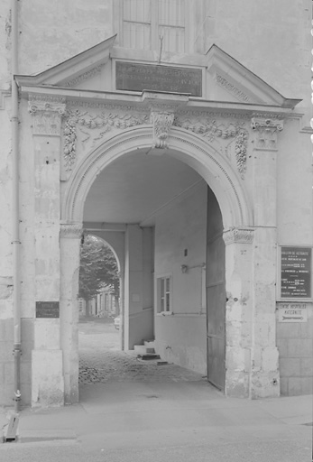 Vue d'ensemble du portail d'entrée côté rue