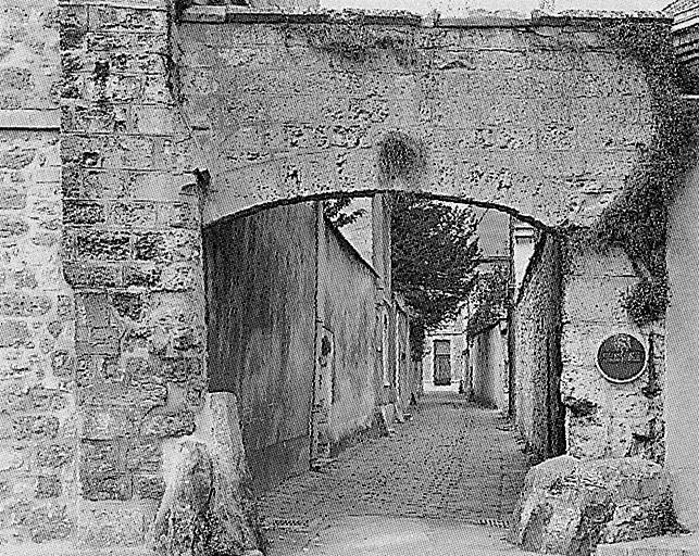 Vue d'ensemble de la porte de l'enclos canonial