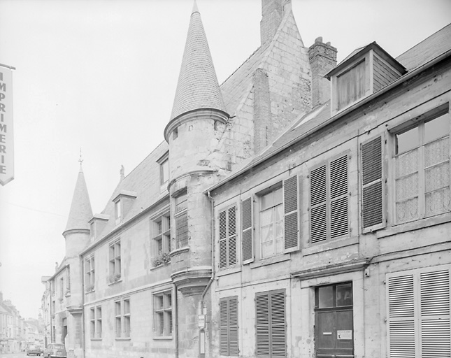 Vue d'ensemble et élévation antérieure de l'hôtel