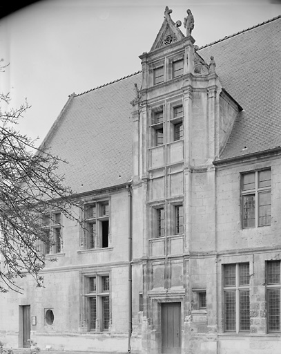 Elévation antérieure de l'hôtel et détail de l'aile sur cour