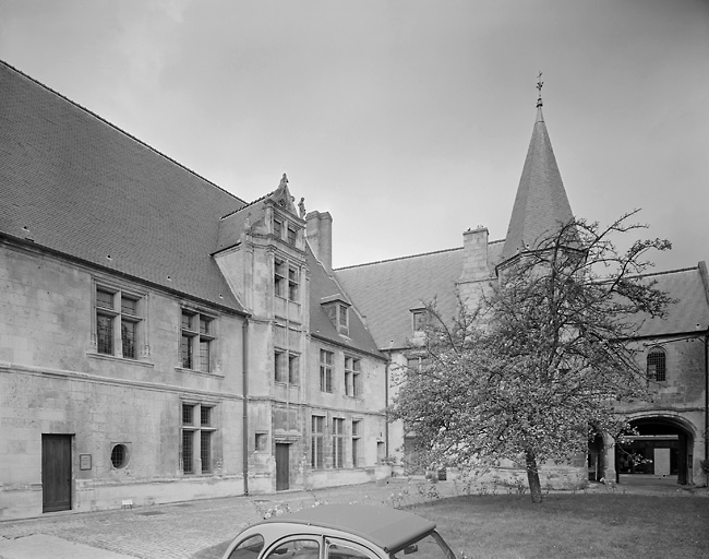 Vue d'ensemble de la cour