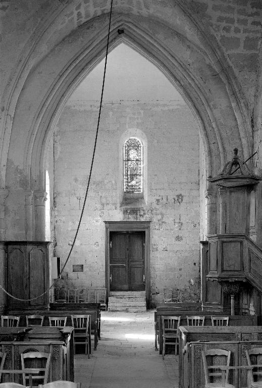 Vue intérieure de la nef, depuis le chœur vers l'entrée.