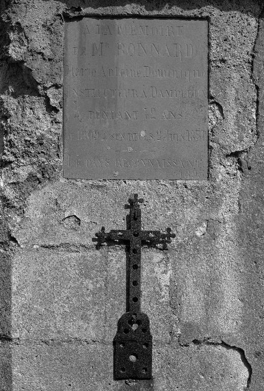 Détail de l'élévation occidentale du bras sud du transept : vue de la plaque commémorative en calcaire, offerte par la commune en mémoire de M. Bonnard, instituteur à Dampleux de 1809 à 1851.