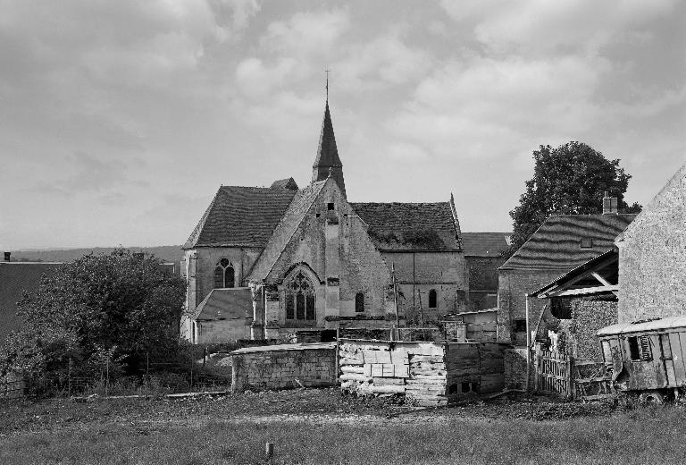 Vue de l'église, depuis le nord.