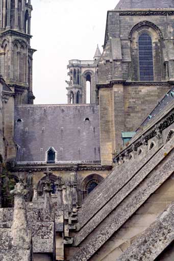 Vue extérieure depuis l'est avec vue du choeur côté sud.