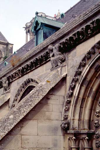 Vue extérieure : détail d'un ancien boutant, de la corniche supérieure et vue du choeur.