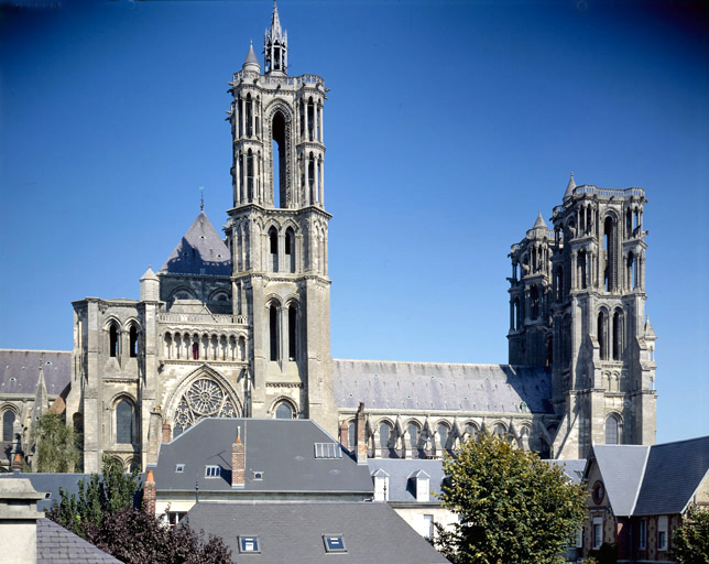 Elévation extérieure sud de la cathédrale : vue par-dessus les toits.