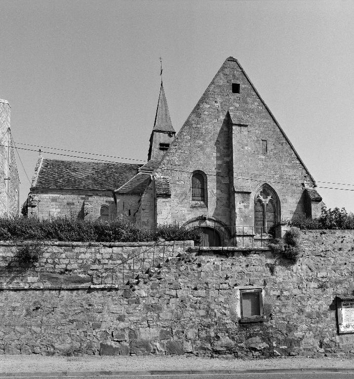 Vue de l'église, depuis le sud.