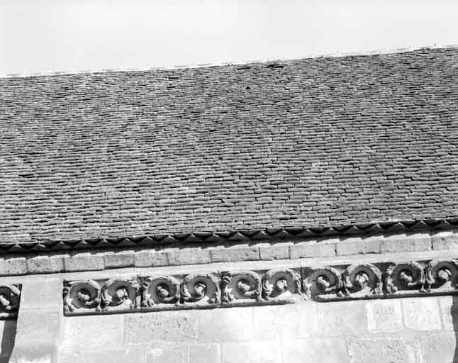 Vue extérieure : détail de la corniche du cloître.