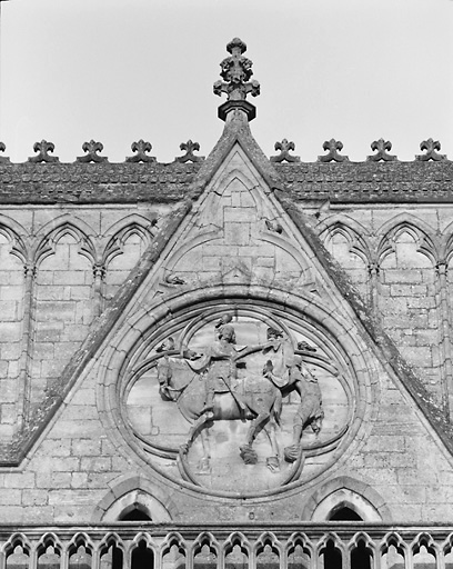 Haut relief ornant le pignon de la façade occidentale de l'église