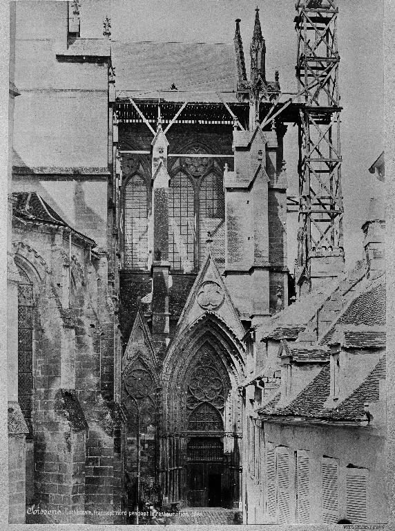 Photographie de Médéric Mieusement datée de 1888, montrant d'anciennes maisons du quartier canonial implantées à l'angle nord-est de la cathédrale (coll. part.). ; L'élévation occidentale du bras nord du transept, photographiée par Médéric Mieusement pendant la restauration de 1888 (coll. part.)
