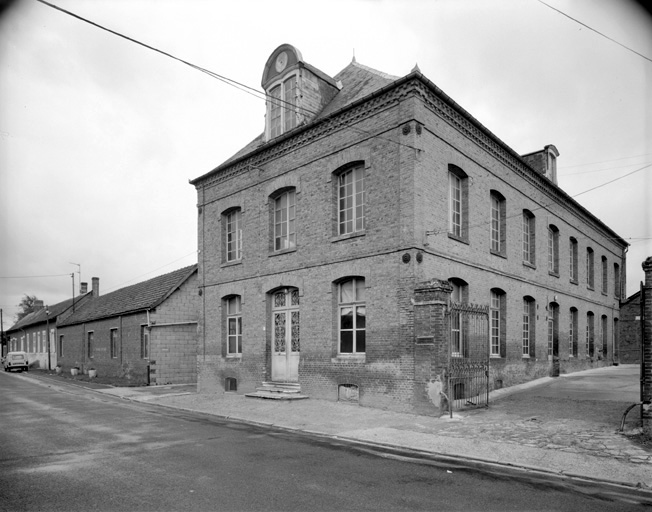 Elévation antérieure de l'usine et vue de l'atelier de fabrication.