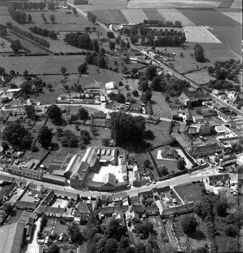 Vue d'ensemble du village et de l'usine.