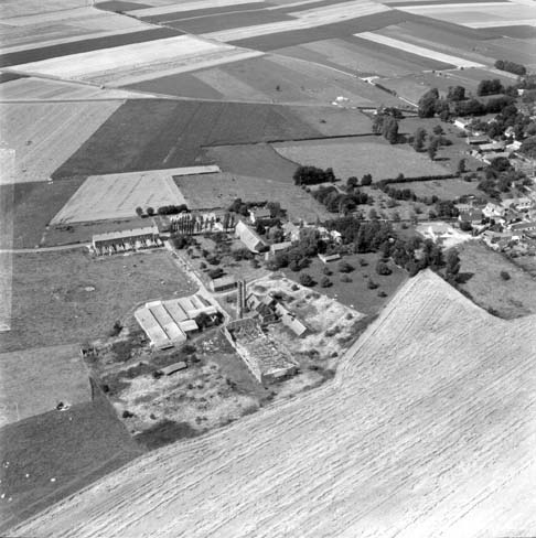Vue générale, avec le village en arrière-plan.
