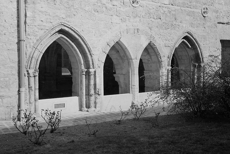 Vue de l'aile Est, arcades ouvrant sur la salle capitulaire