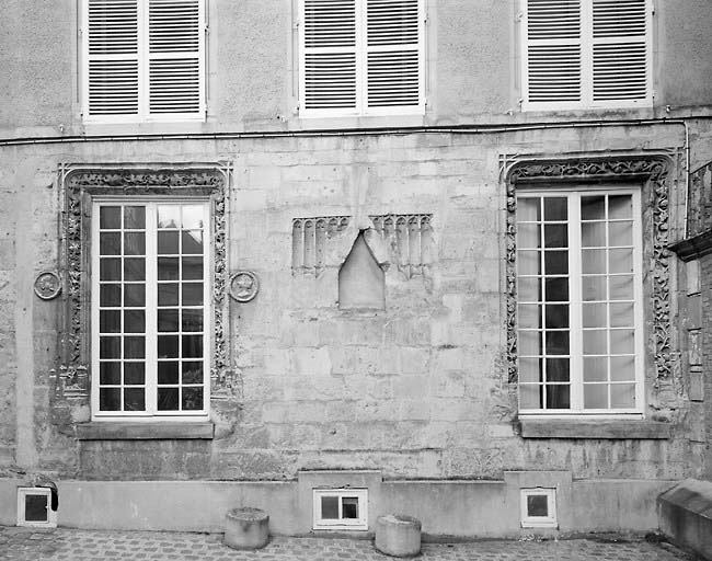 Elévation de l'aile en fond de cour et vue de la cour