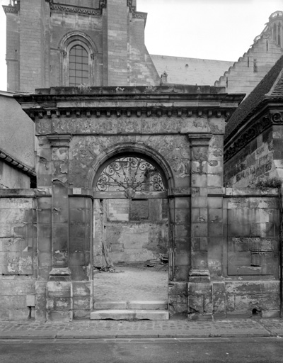 Le portail, 1 rue du Cloître.