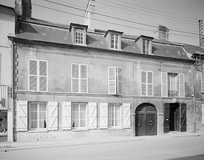 Elévation sur rue du cloître et vue d'ensemble de la cathédrale