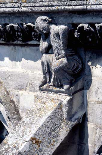 Vue extérieure : détail de la corniche, côté sud du choeur.