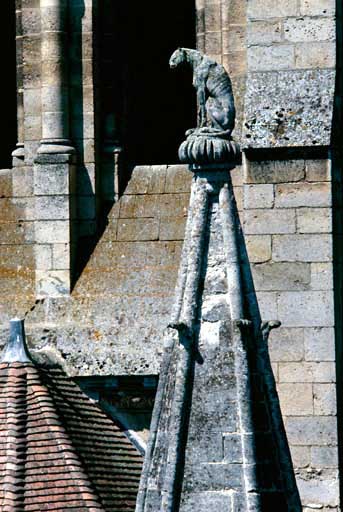 Vue extérieure : couronnement du pinacle de la tour d'escalier à l'angle du choeur et du bras sud du transept.